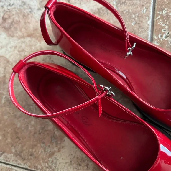 Lisa Says Gah Mia Mary Jane
$198 retail 
Color:
Red Patent - Picture 5 of 9